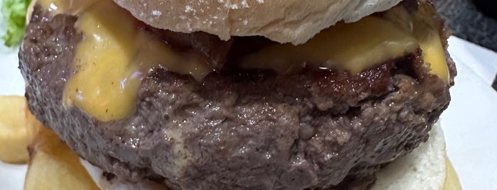 Paul's "Da Burger Joint" is one of Orte, die Jenn gefallen.