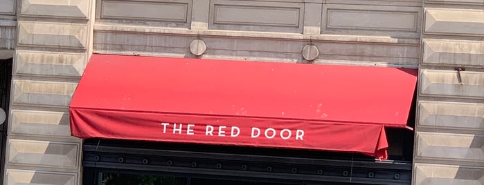 The Red Door Salon & Spa Union Square is one of สถานที่ที่ Suz ถูกใจ.