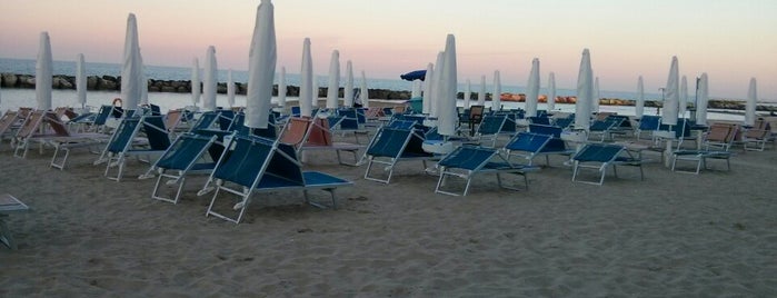 Spiaggia di Cesano is one of Lugares favoritos de Mauro.
