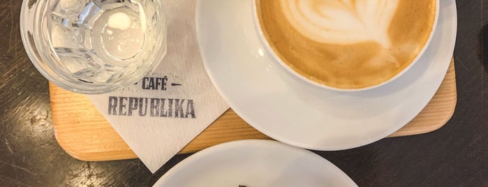 Café Republika is one of Juriさんのお気に入りスポット.