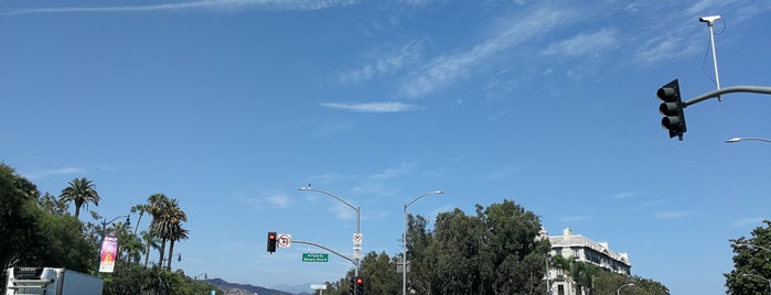 Santa Monica Boulevard And Beverly Boulevard is one of ­⠀Rahaf'ın Beğendiği Mekanlar.