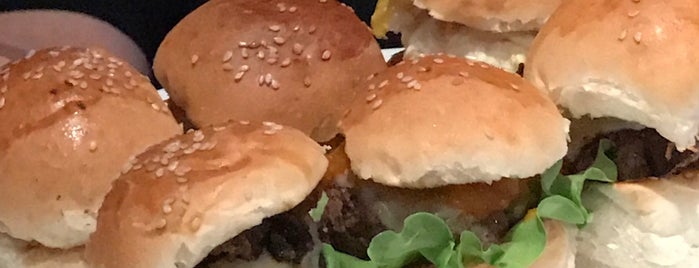 Deck Prime Burgers is one of Lugares favoritos de Mariane.