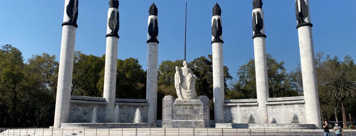 Altar a los Defensores de la Patria is one of สถานที่ที่ Paula ถูกใจ.