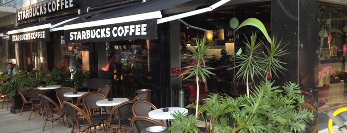 Starbucks is one of Locais curtidos por Frankspotting @teporingo.