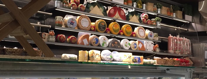 Al Osra Supermarket is one of Lugares favoritos de Zachary.