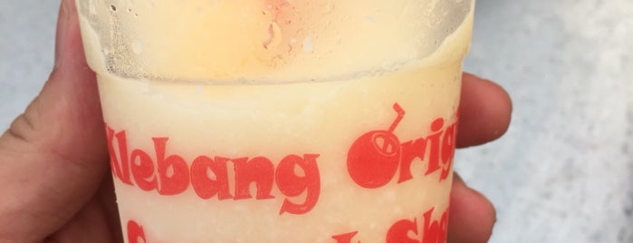 Klebang Original Coconut Milk Shake is one of Lugares favoritos de Wei.