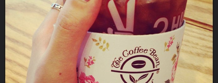 The Coffee Bean & Tea Leaf is one of Lugares favoritos de Dewy.