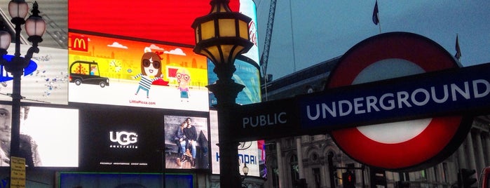 Piccadilly Circus is one of สถานที่ที่ Jaque ถูกใจ.