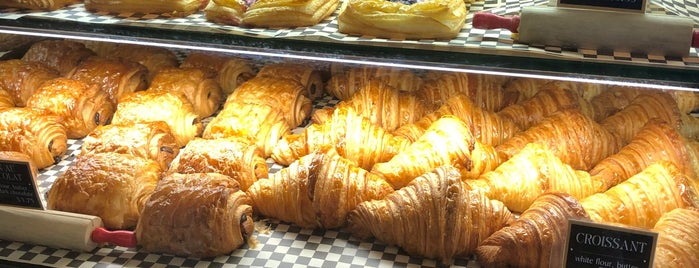 Boulangerie Patisserie is one of Lugares favoritos de Mike.