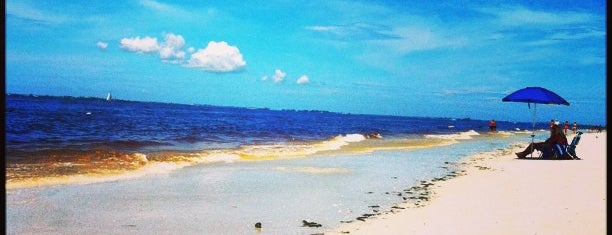 Town of Fort Myers Beach is one of สถานที่ที่ Lizzie ถูกใจ.