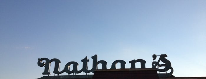 Nathan's Famous is one of Nadine: сохраненные места.