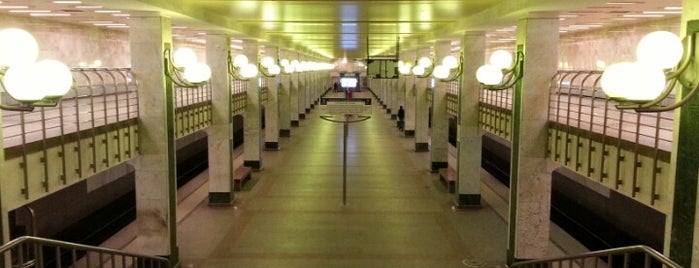 metro Bulvar Dmitriya Donskogo is one of Tempat yang Disukai Поволжский 👑.