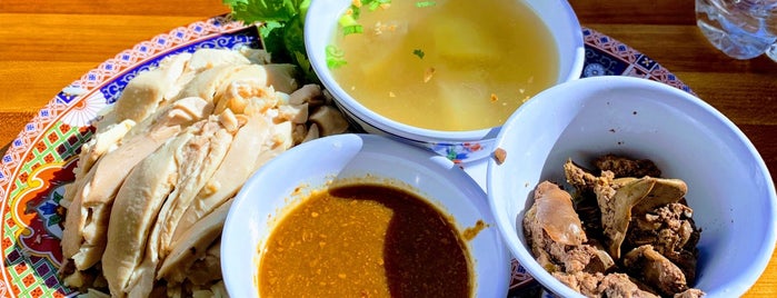 Nong’s Khao Man Gai is one of Yitongさんのお気に入りスポット.