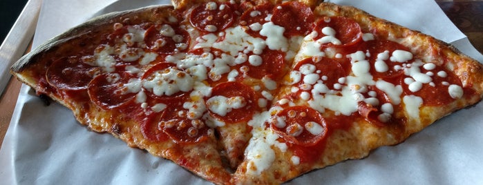 Carmella's Pizzeria is one of Posti che sono piaciuti a Chris.
