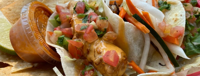 East Beach Tacos is one of Grier'in Beğendiği Mekanlar.