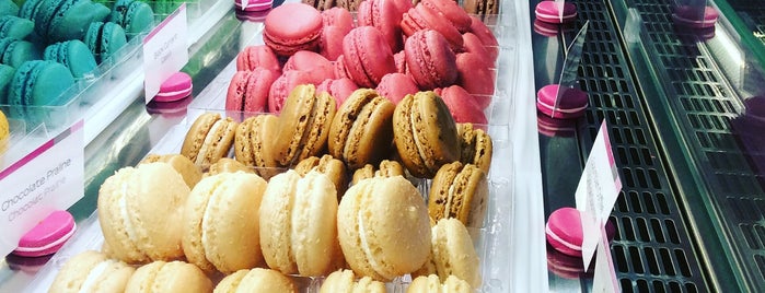 Le Macaron French Pastries is one of สถานที่ที่ Tim ถูกใจ.