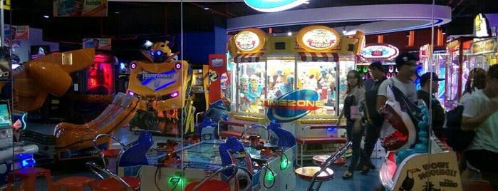 Timezone is one of Kellyさんのお気に入りスポット.