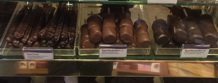 Rocky Mountain Chocolate Factory is one of สถานที่ที่ Kit ถูกใจ.