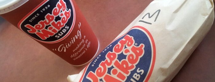 Jersey Mike's Subs is one of สถานที่ที่ Dave ถูกใจ.