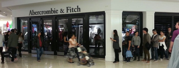 Abercrombie & Fitch is one of Tempat yang Disukai Walter.