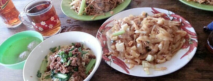 Bakmi Ipin ( Family Restaurant) is one of Posti che sono piaciuti a ꌅꁲꉣꂑꌚꁴꁲ꒒.