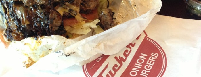 Tucker's Onion Burgers is one of Lugares favoritos de David.