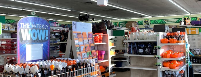 Dollar Tree is one of สถานที่ที่ Mrs ถูกใจ.