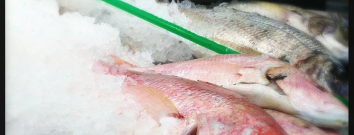 K&M Fish Market is one of Tempat yang Disukai Andrea.