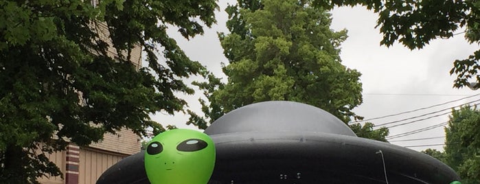 Hotel Oregon UFO Festival is one of Lugares favoritos de Sean.