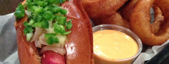 Haute Dogs & Fries Restaurant is one of Discover Alexandria/Springfield.