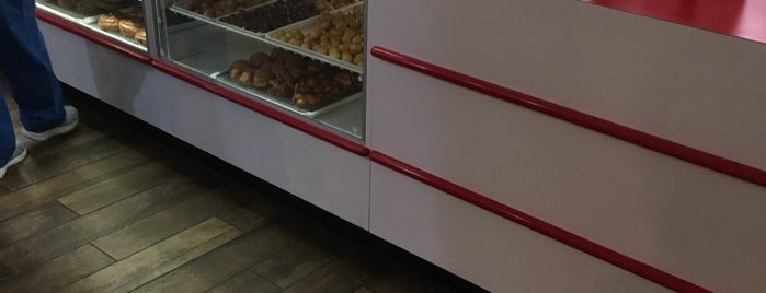 Donut Palace is one of Lugares favoritos de Larry.