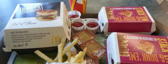 McDonald's is one of Tempat yang Disukai Michael.