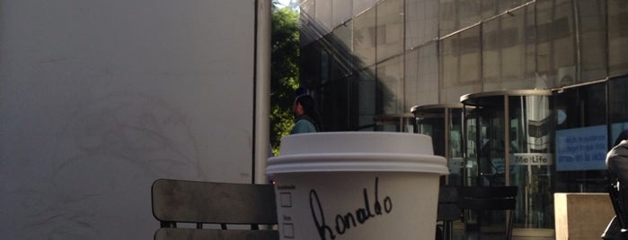 Starbucks is one of Locais curtidos por Ronaldo.