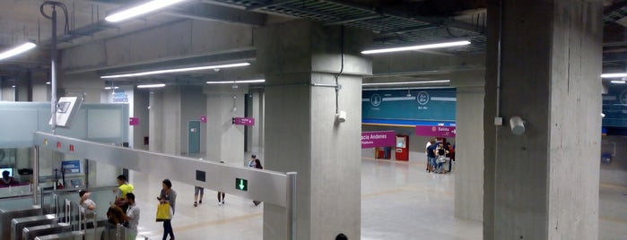 Estación Los Leones Línea 6 is one of Claudio 님이 좋아한 장소.