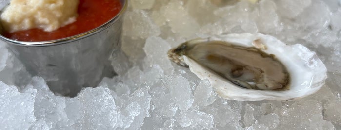 Matunuck Oyster Bar is one of 🍴To Eat in PVD.
