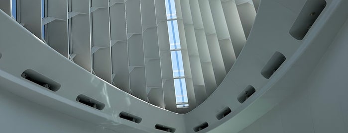 Milwaukee Art Museum is one of Arts / Music / Science / History venues.