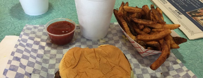 Daly's Flame Broiled Burgers is one of Locais curtidos por Kyra.