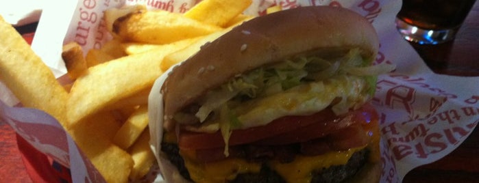 Red Robin Gourmet Burgers and Brews is one of Locais curtidos por Seth.