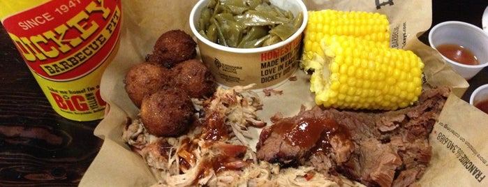 Dickey's Barbecue Pit is one of James 님이 좋아한 장소.