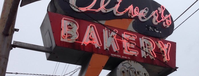 Oliver's Bakery is one of สถานที่ที่ Cherri ถูกใจ.