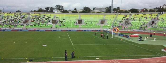 Estadio Elías Figueroa Brander is one of Lugares favoritos de Alvaro.