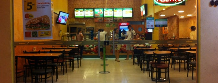 Subway is one of Tempat yang Disukai Luciana.