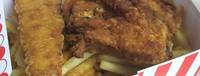 Crown Fried Chicken is one of Posti che sono piaciuti a Lizzie.