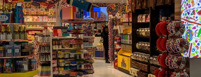 Dylan's Candy Bar is one of Lugares favoritos de Ashok.