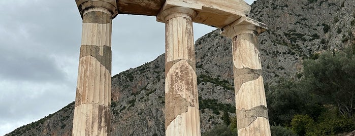 Tholos im Heiligtum der Athena Pronaia is one of Αραχωβα.
