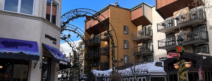 Vail Square is one of Lugares favoritos de Claudio.