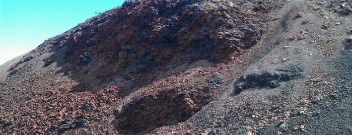 Mauna Loa Red Cinder Cone is one of Lugares favoritos de Ishka.