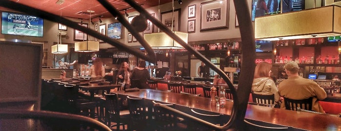 Marlow's Tavern is one of สถานที่ที่ Ken ถูกใจ.
