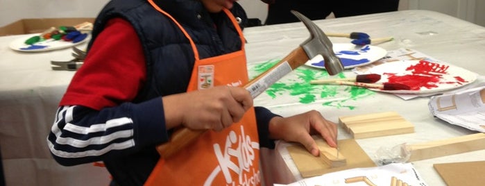 The Home Depot is one of Christina 님이 좋아한 장소.