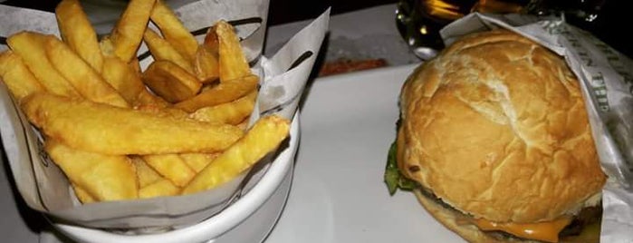 Madero Burger & Grill is one of Orte, die Janna gefallen.